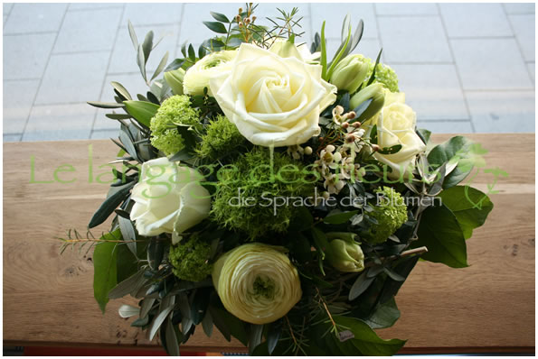 Flower Delivery Munich, Bouquet white roses and green flowers