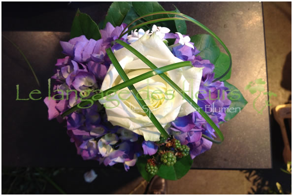 Flower Delivery Munich, Bouquet white roses and purple Hydrangea